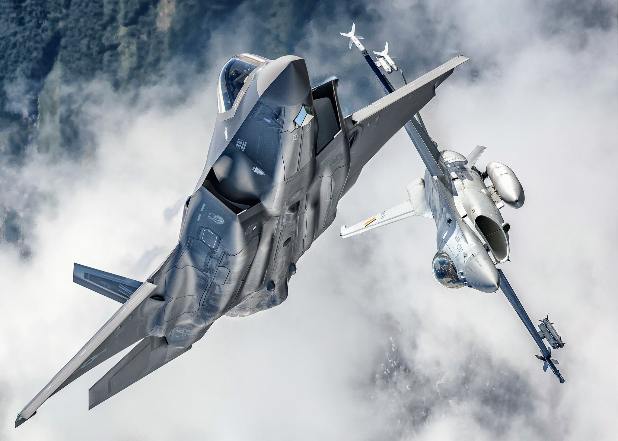 Dogfight F-35 & F-16 - Horizontal