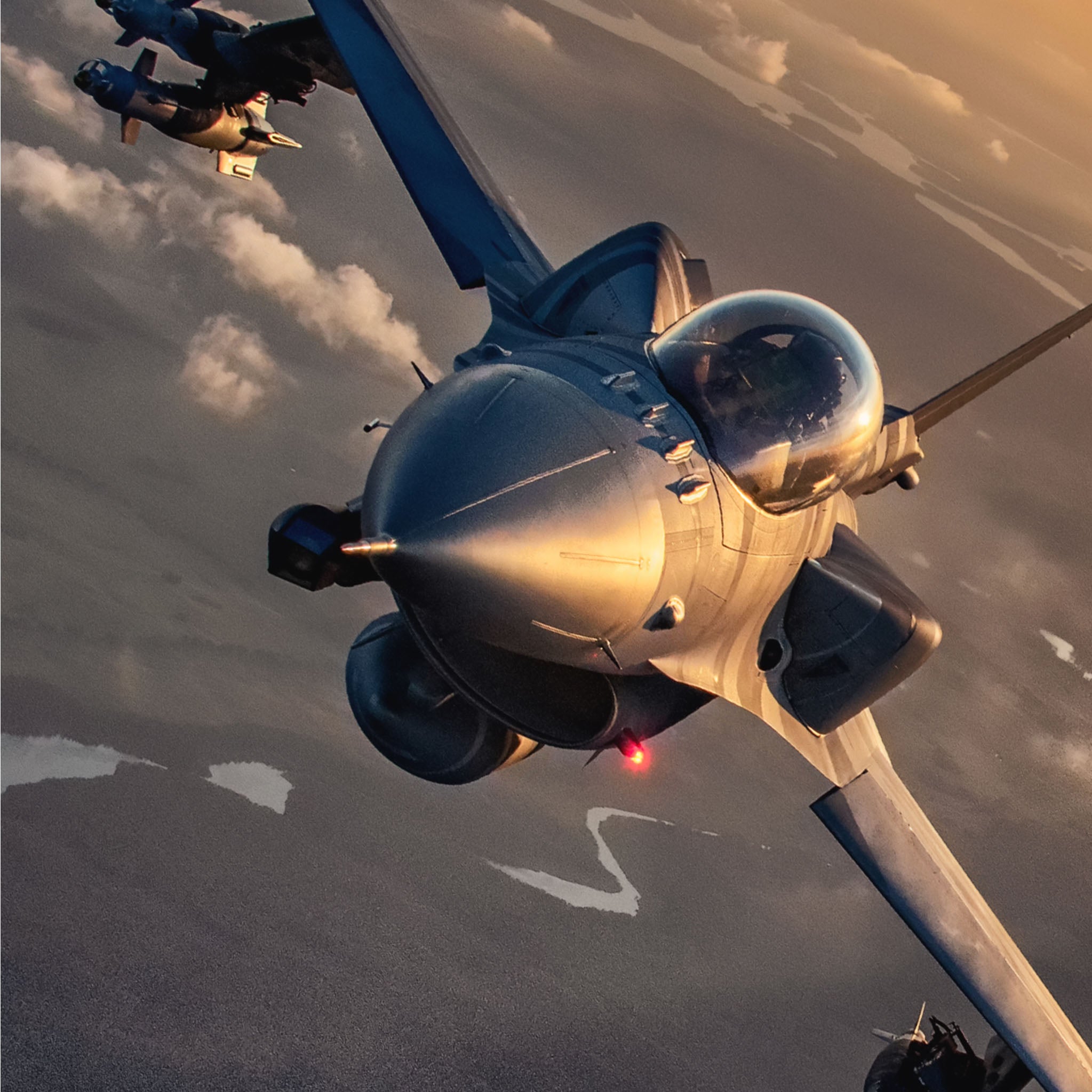 F-16 na tle zachodu Słońca
